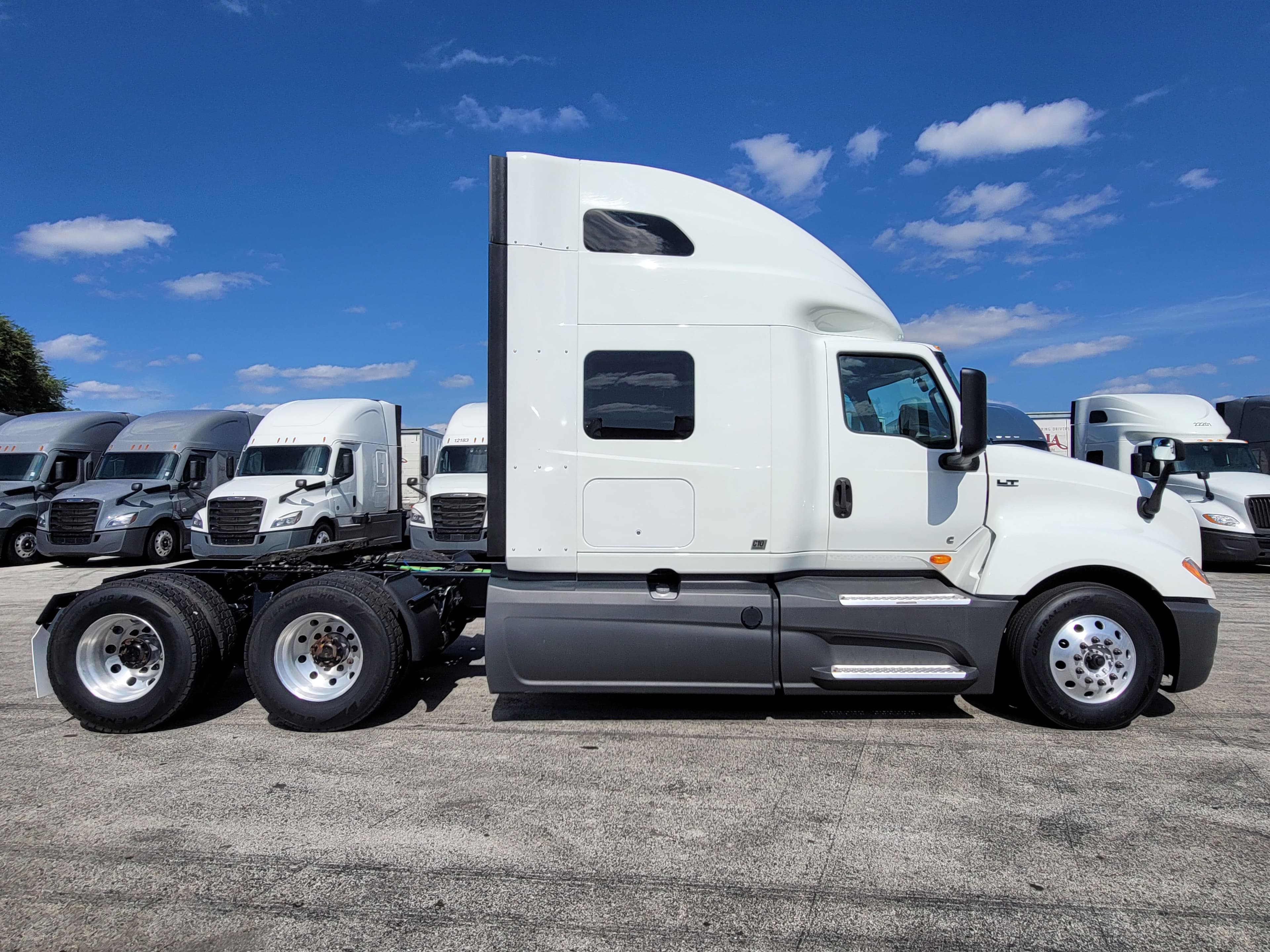 2022 International LT625 image 4