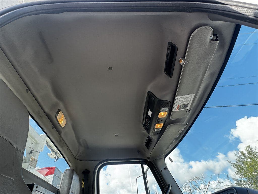 2017 Freightliner M2-106 image 56