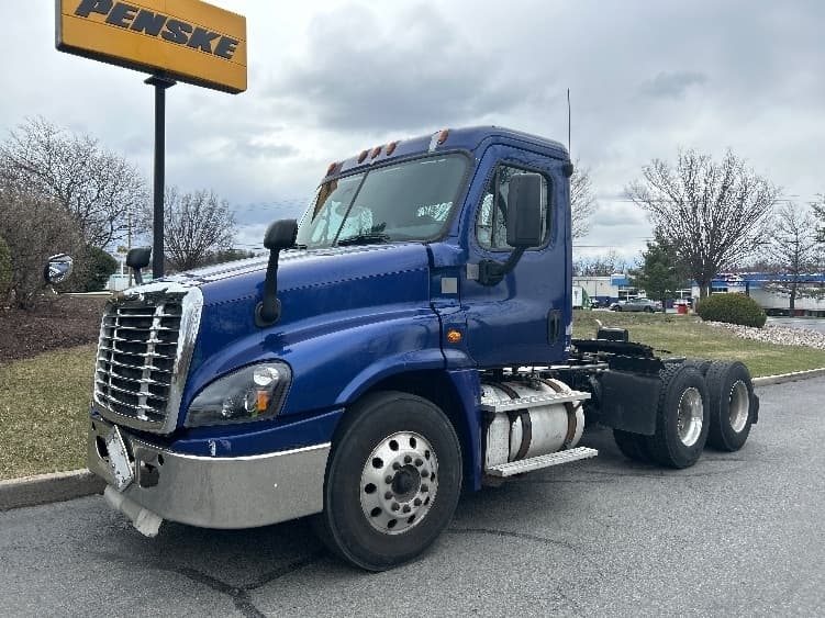 Used 2018 FREIGHTLINER Conventional - Day Cab, Tractor - CASCADIA 125 image 1