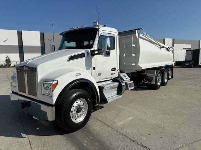 2023 Kenworth T880 image 1