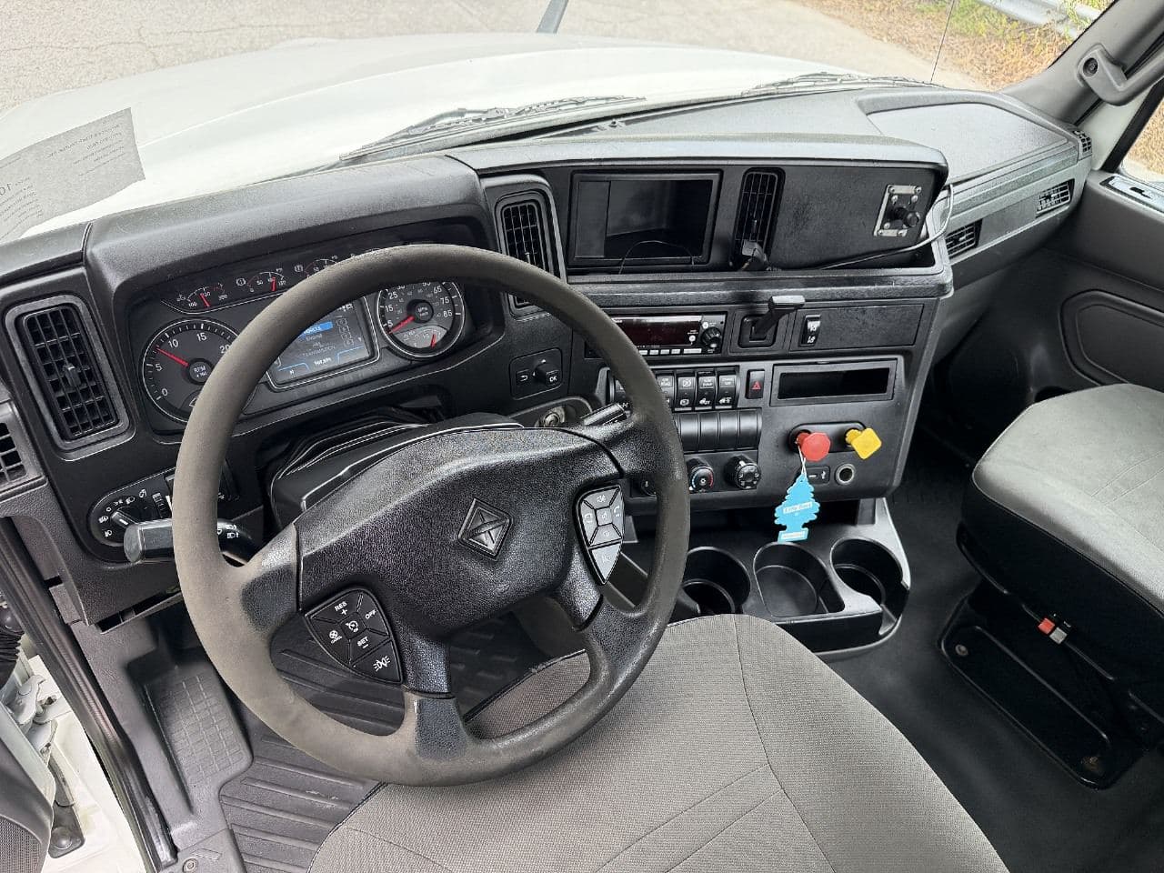 2019 International LT625 image 19