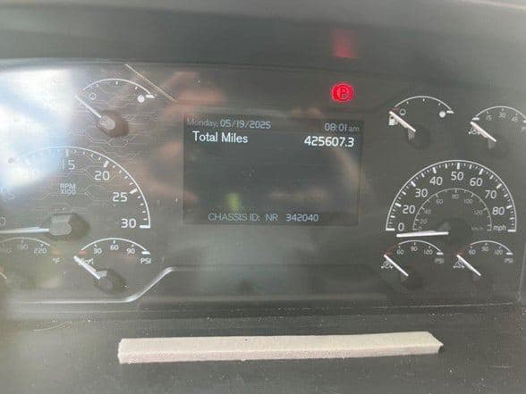 2023 Volvo VNL64T760 image 8