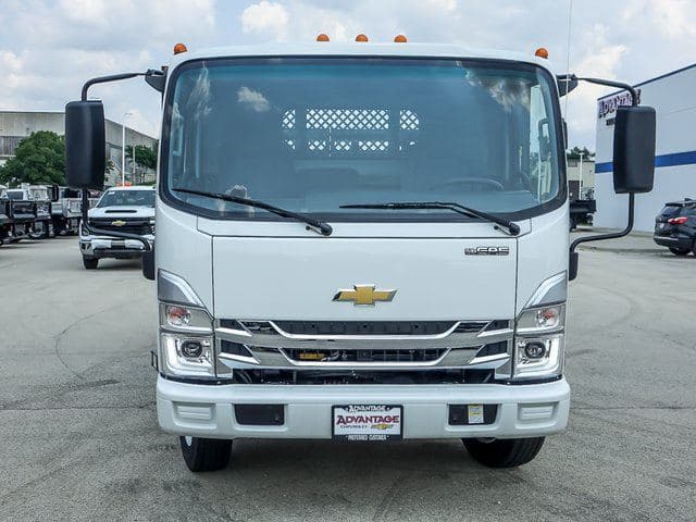 2024 Chevrolet 5500 XG LCF Gas Work Truck 16'6" Stake Bed image 8