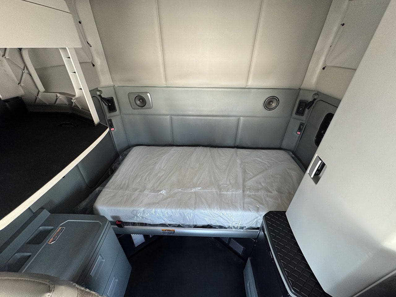 2018 Kenworth T680 image 15