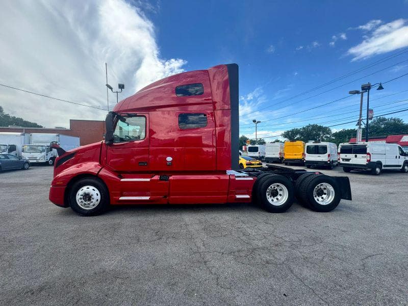 2020 Volvo VNL image 5