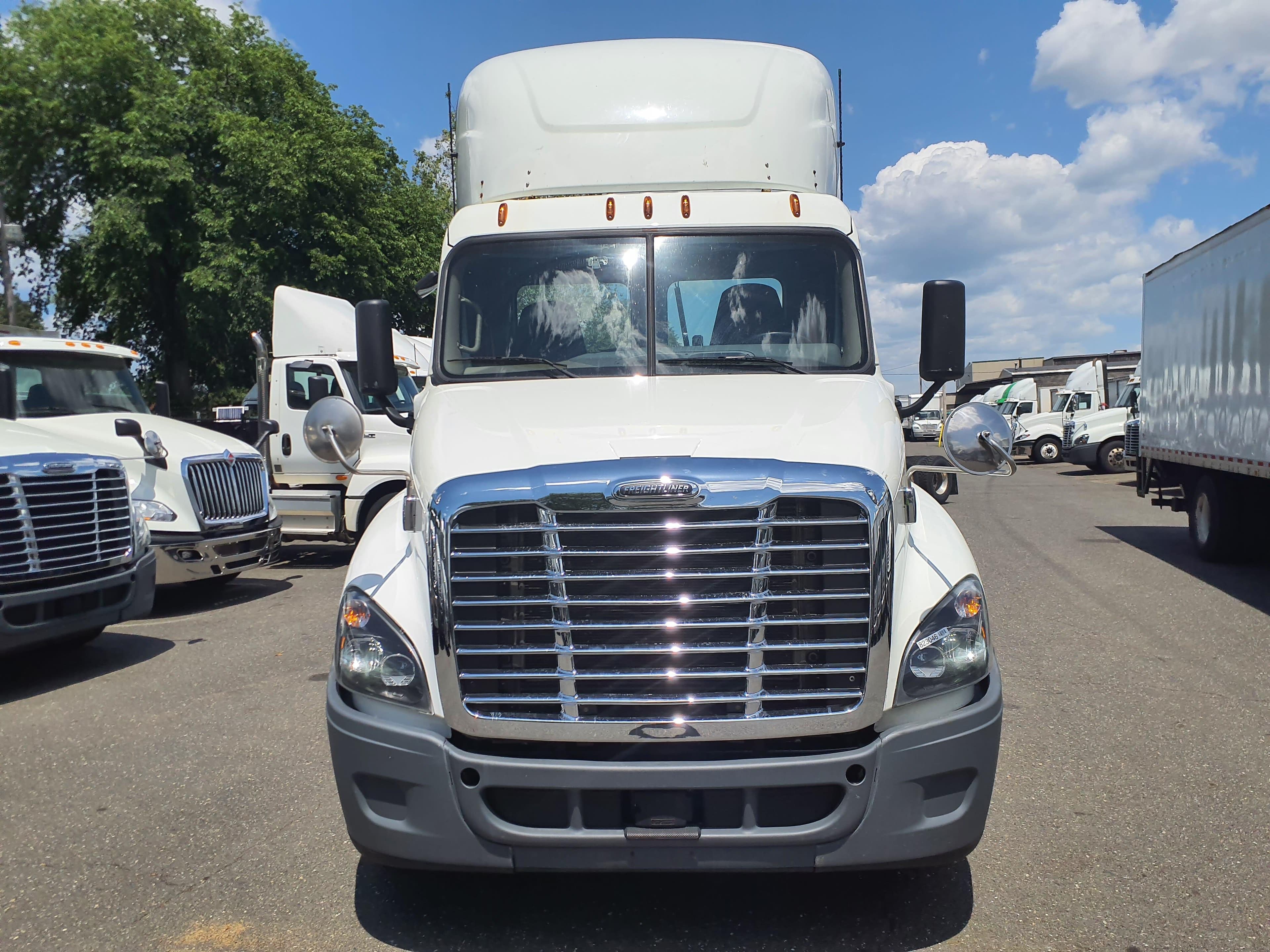 Used 2019 FREIGHTLINER Conventional - Day Cab - CASCADIA 125 image 2