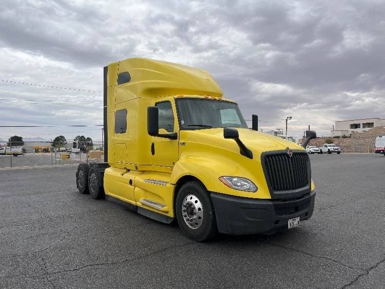 2022 International LT625 image 1
