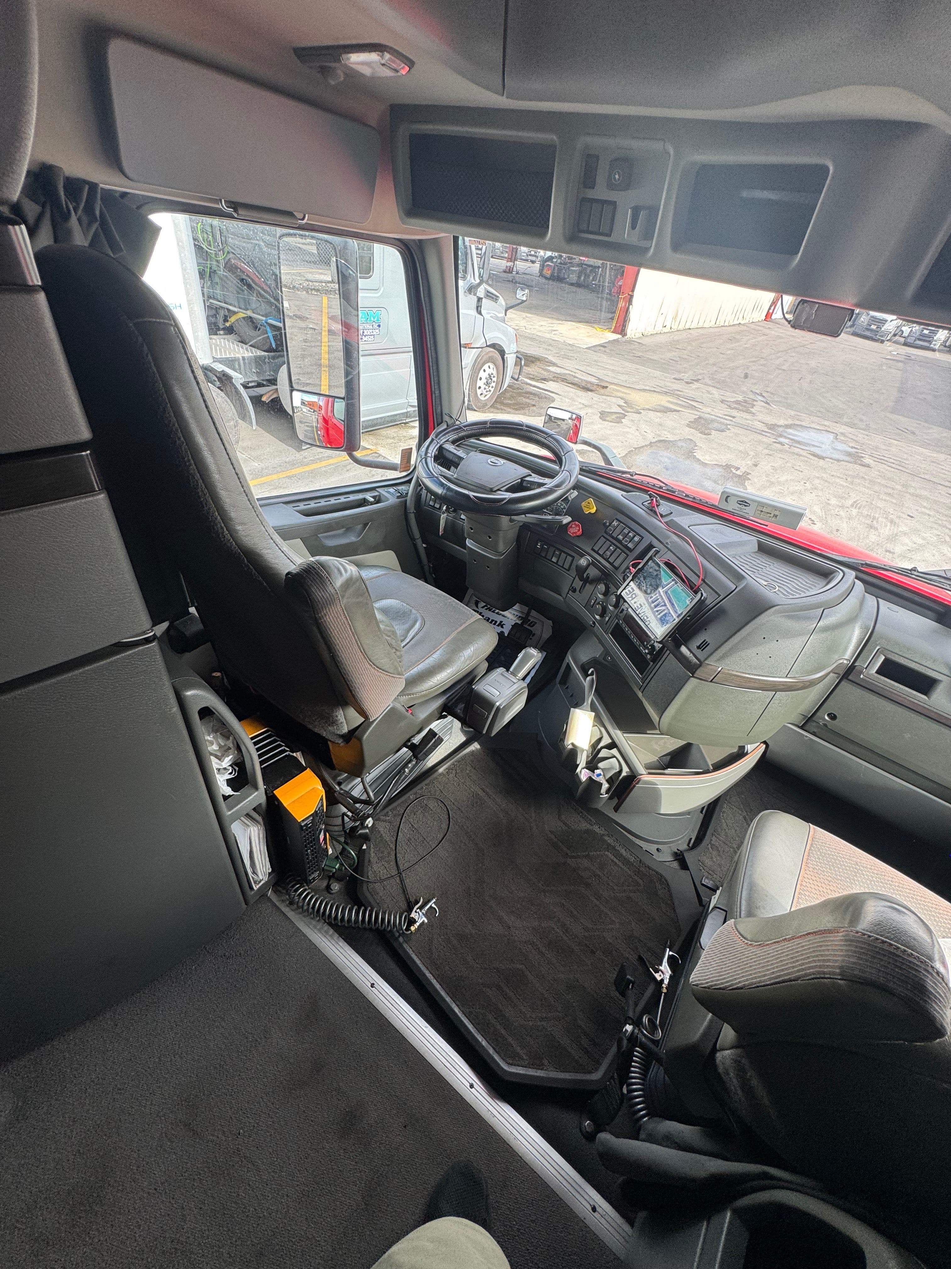 2022 Volvo VNL860 image 12