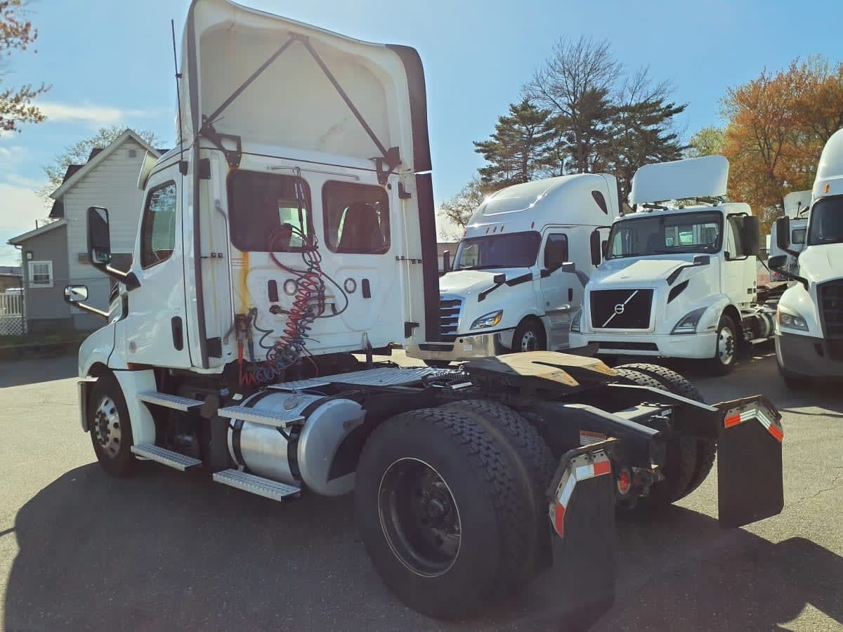 Used 2019 FREIGHTLINER Conventional - Day Cab - CASCADIA 126 image 6