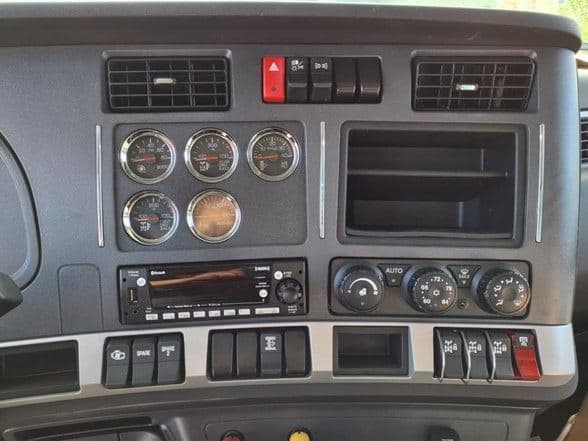 2025 Kenworth T880 image 17