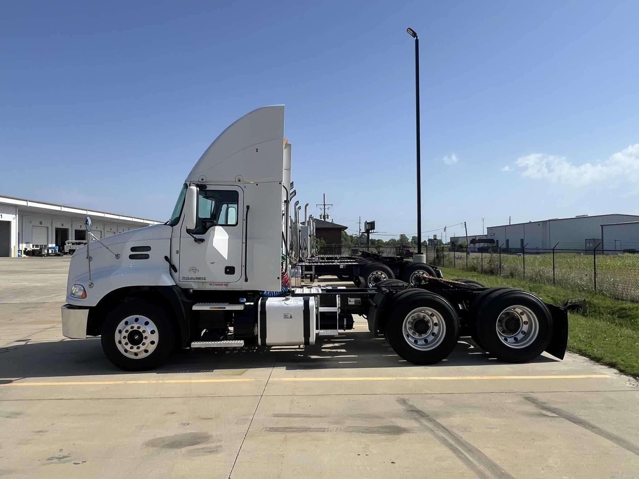 Used 2017 MACK 600 Conventional - Day Cab image 6