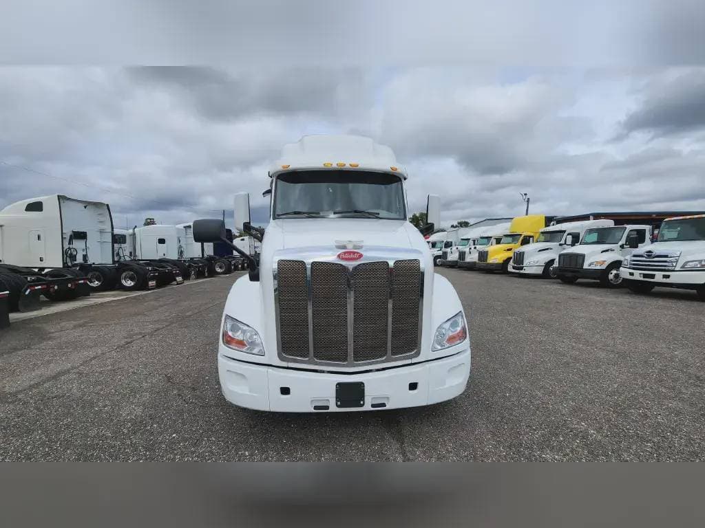 2022 Peterbilt 579 image 4