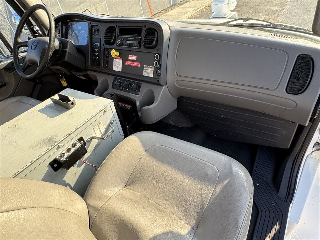 2015 Freightliner M2 106 image 57