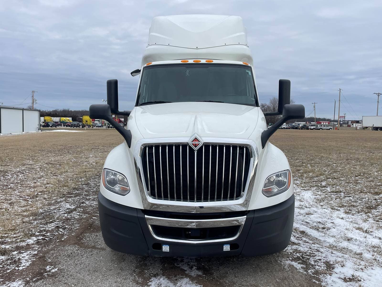 2022 International LT625 Sleeper Semi Truck image 3