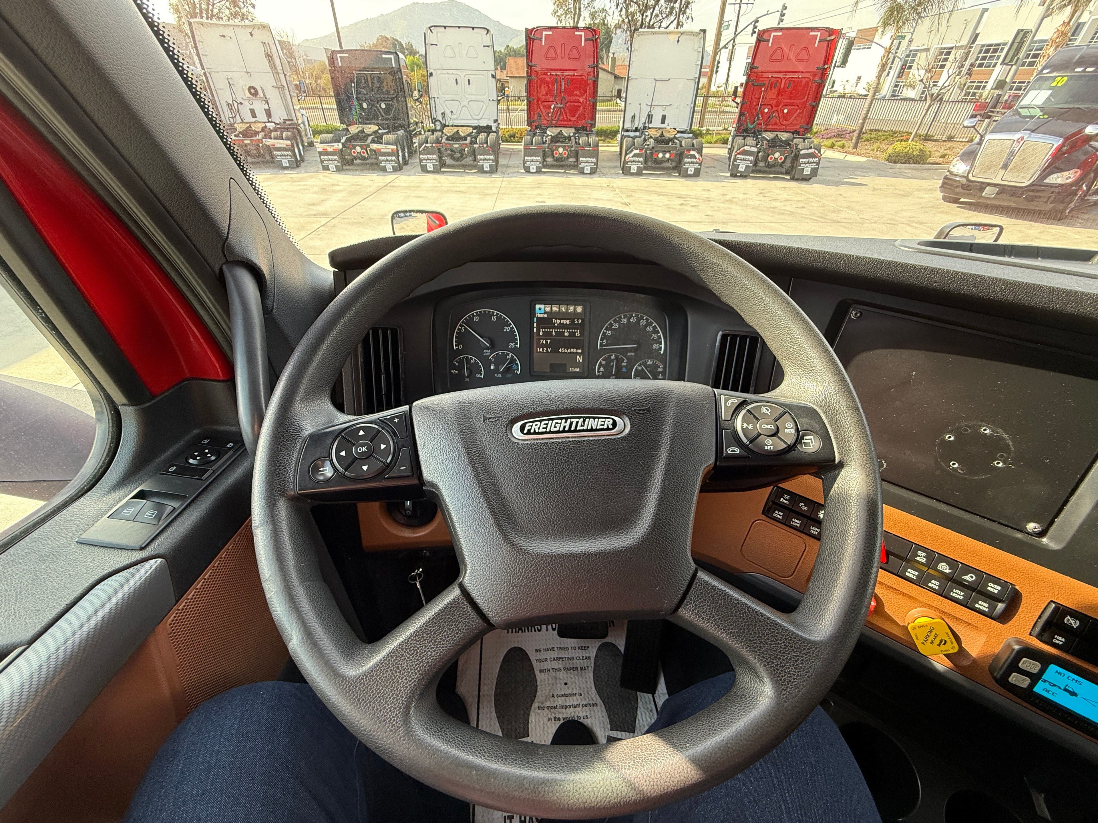 2020 Freightliner Cascadia 126 image 16