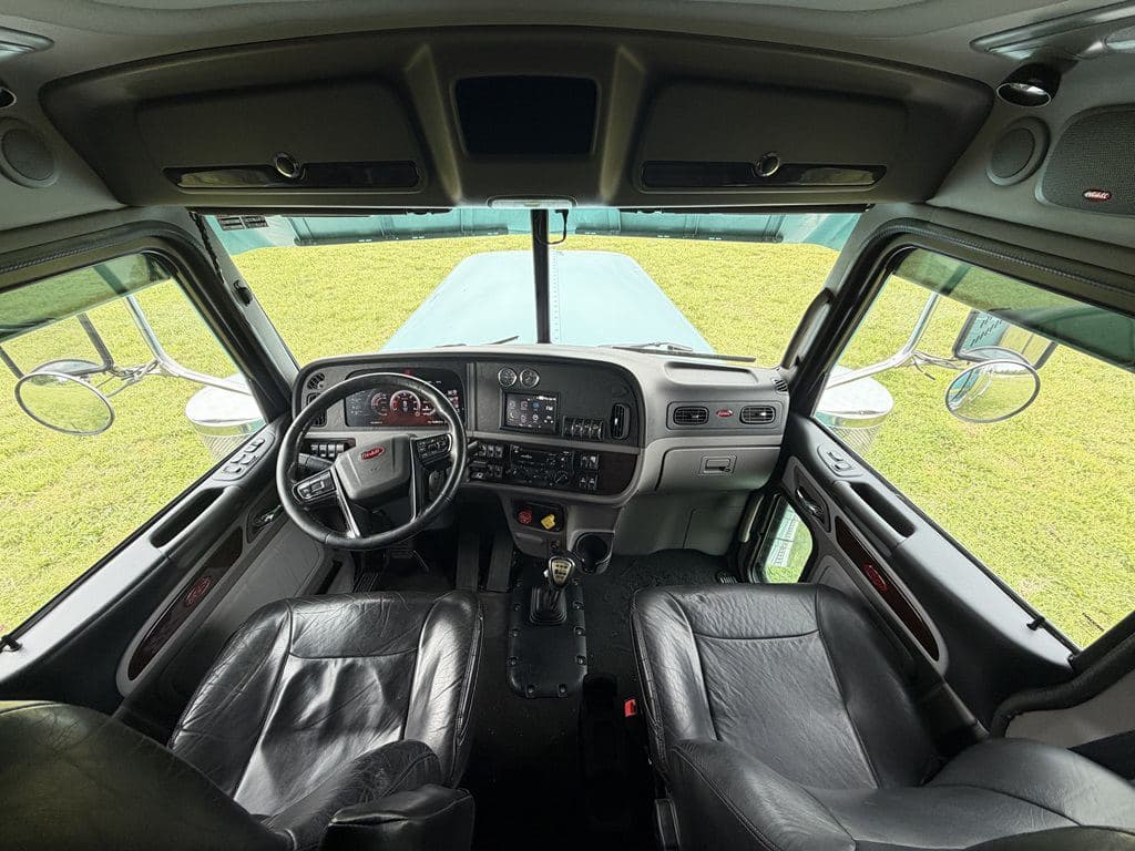 Used 2024 PETERBILT 389 image 12