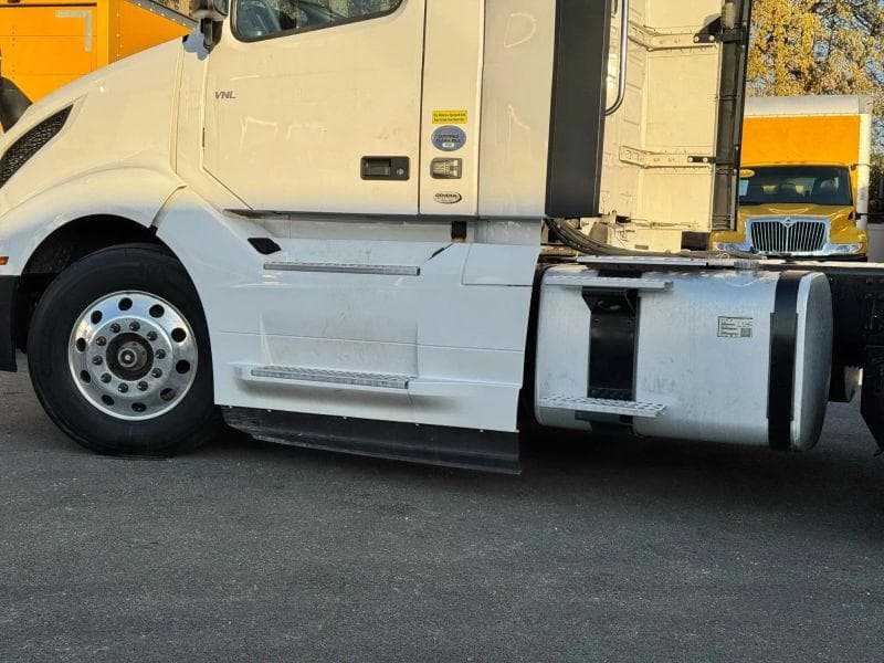 2020 Volvo VNL image 9