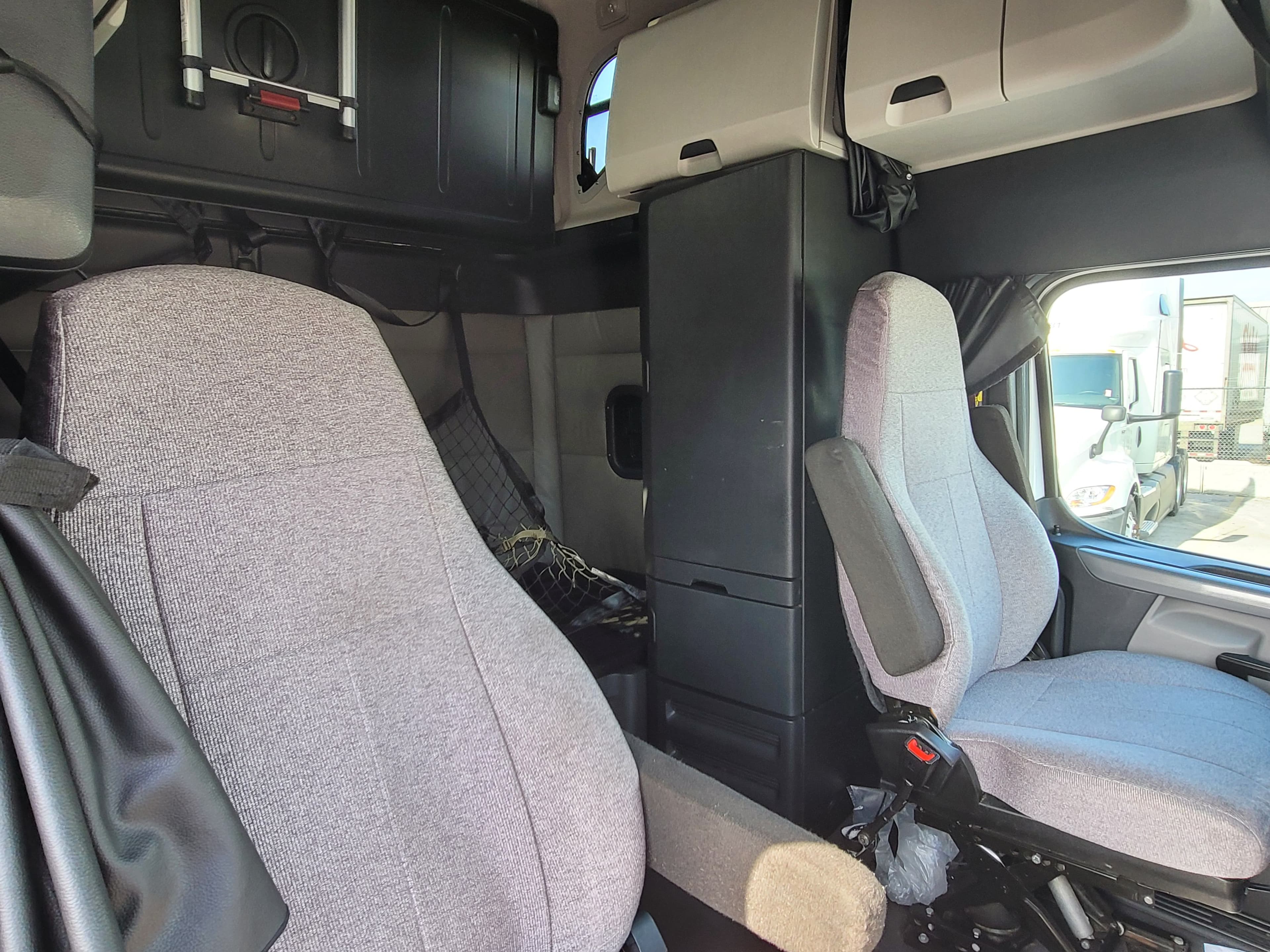 2022 Freightliner Cascadia 126 image 9