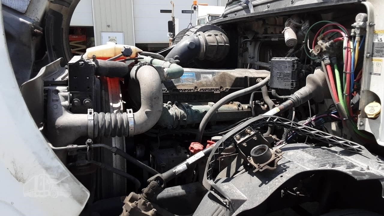 2017 VOLVO VNL64T300 image 9