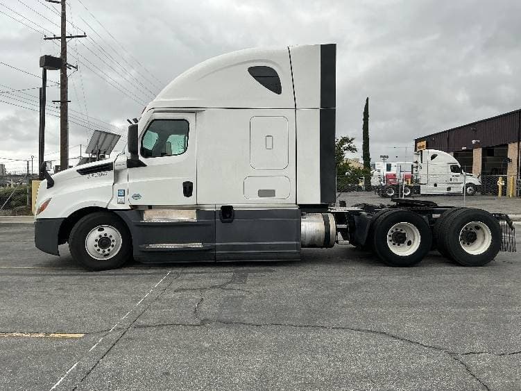 2023 Freightliner Cascadia 126 image 2