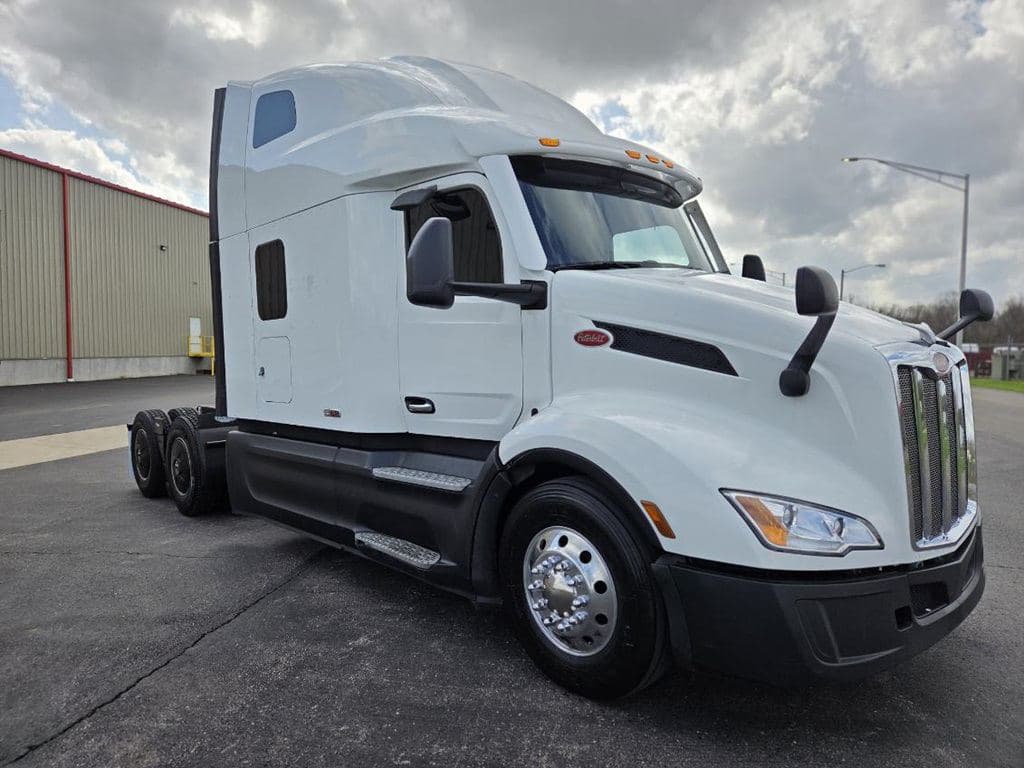 Used 2023 PETERBILT 579 image 1