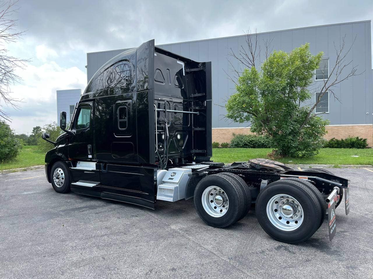 2023 Freightliner Cascadia 126 #1175 image 6