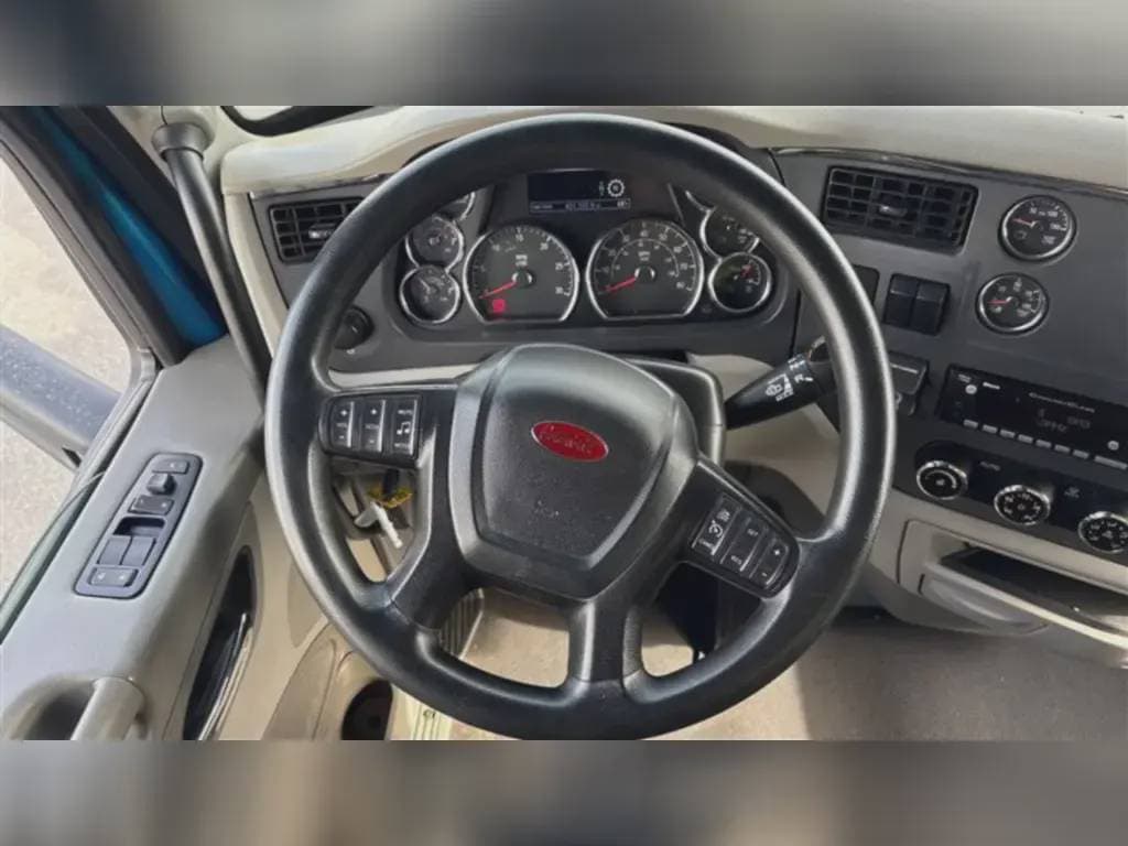 2022 Peterbilt 579 image 4