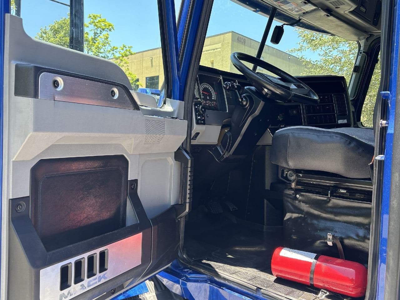 2019 Mack Anthem image 16