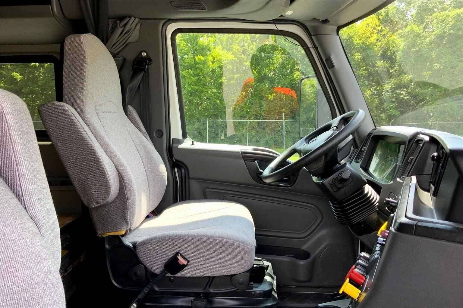 2023 International LT62F image 3