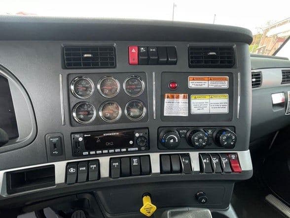 2025 Kenworth T880 image 18