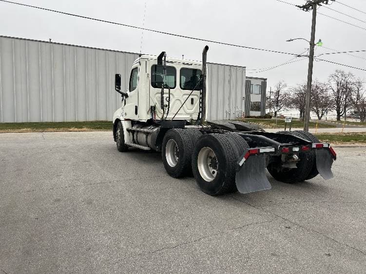 2019 Freightliner Cascadia 126 Day Cab Truck - 450HP, 12 Speed Automatic image 5