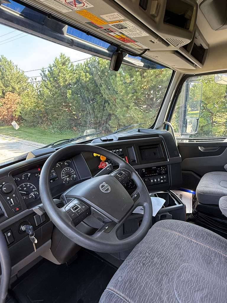 2021 Volvo VNL image 12