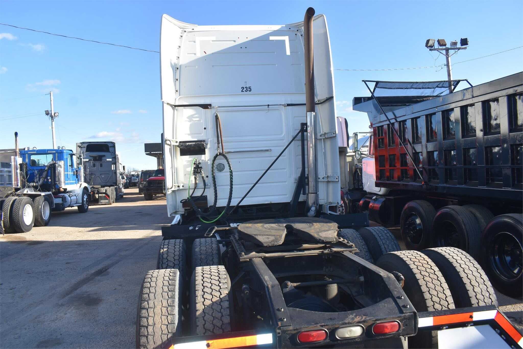 2013 Volvo VNL670 image 3