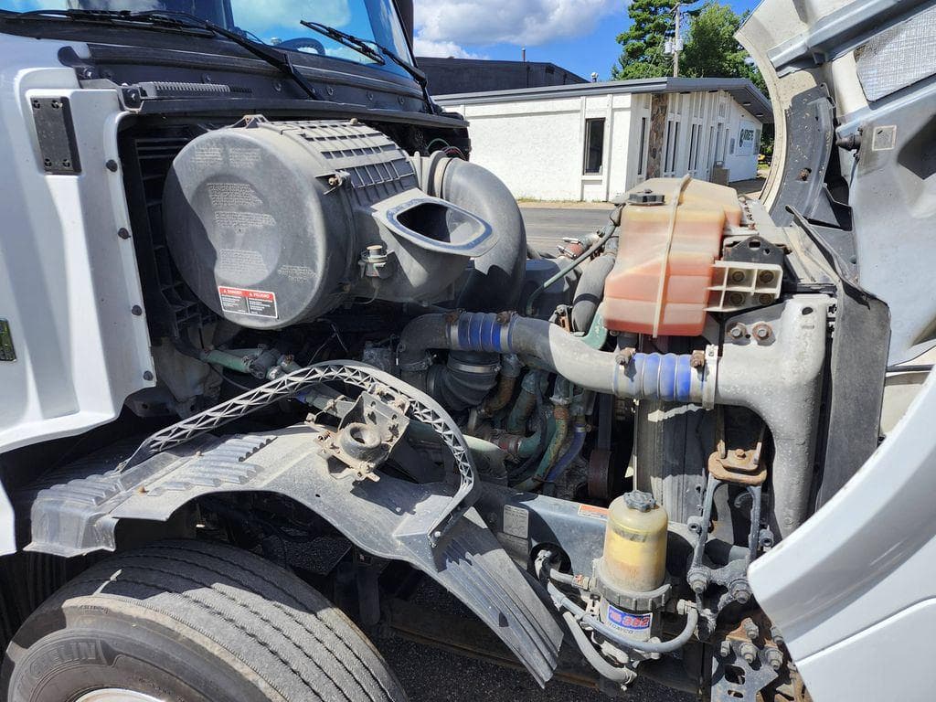 2016 Volvo VNL image 13