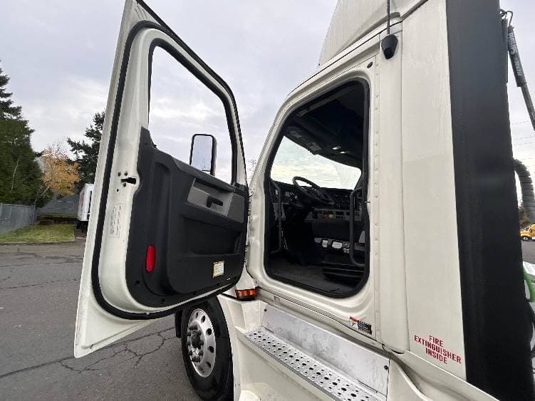 2019 Freightliner Cascadia 126 Day Cab Truck - 455HP, 12 Speed Automatic image 9