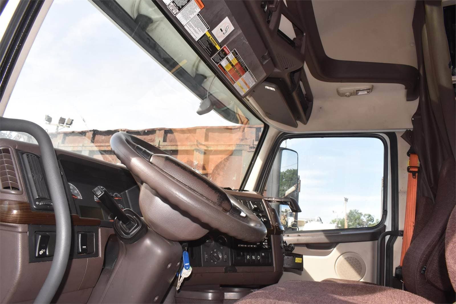 2016 Volvo VNL64T670 Sleeper Semi Truck  image 4