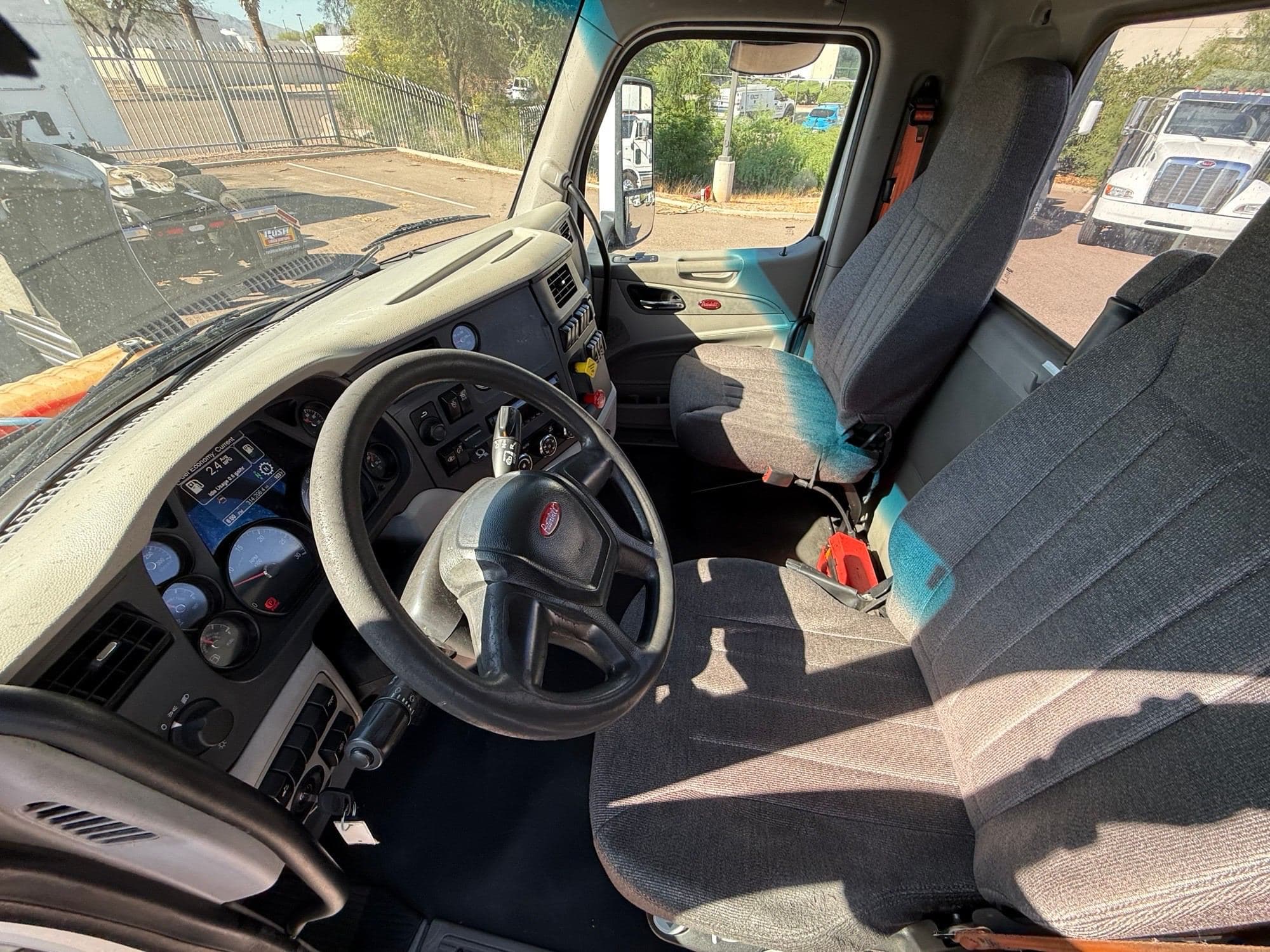 2020 Peterbilt 579 image 8