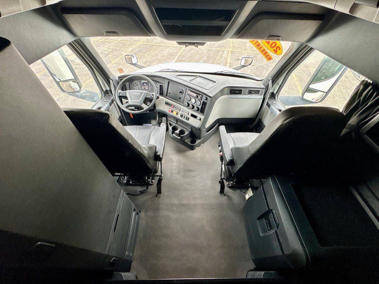 2021 Freightliner Cascadia 126 image 12