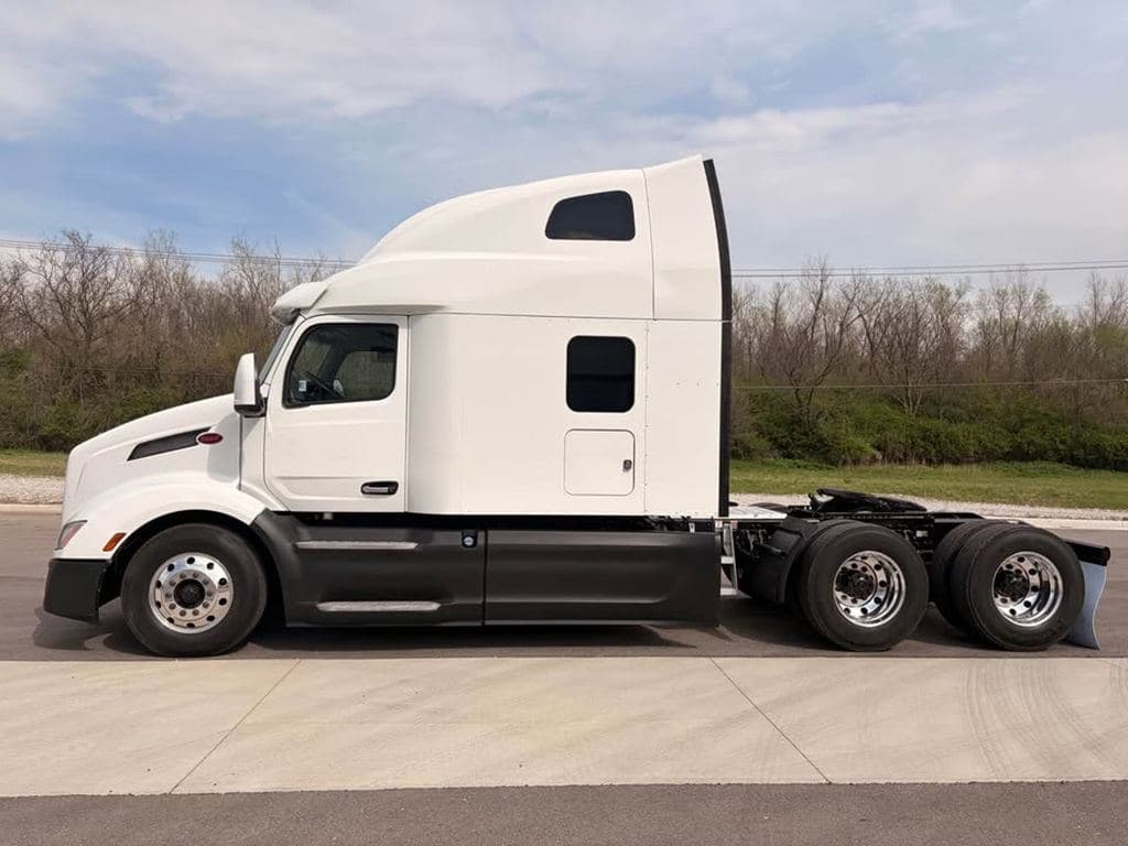 Used 2023 PETERBILT 579 image 19