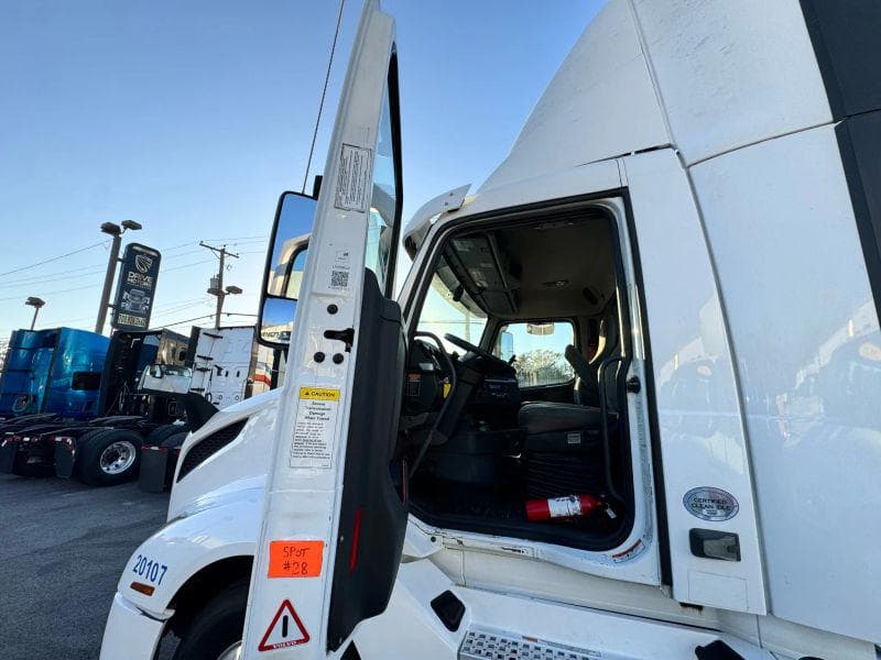 2020 Volvo VNL image 14