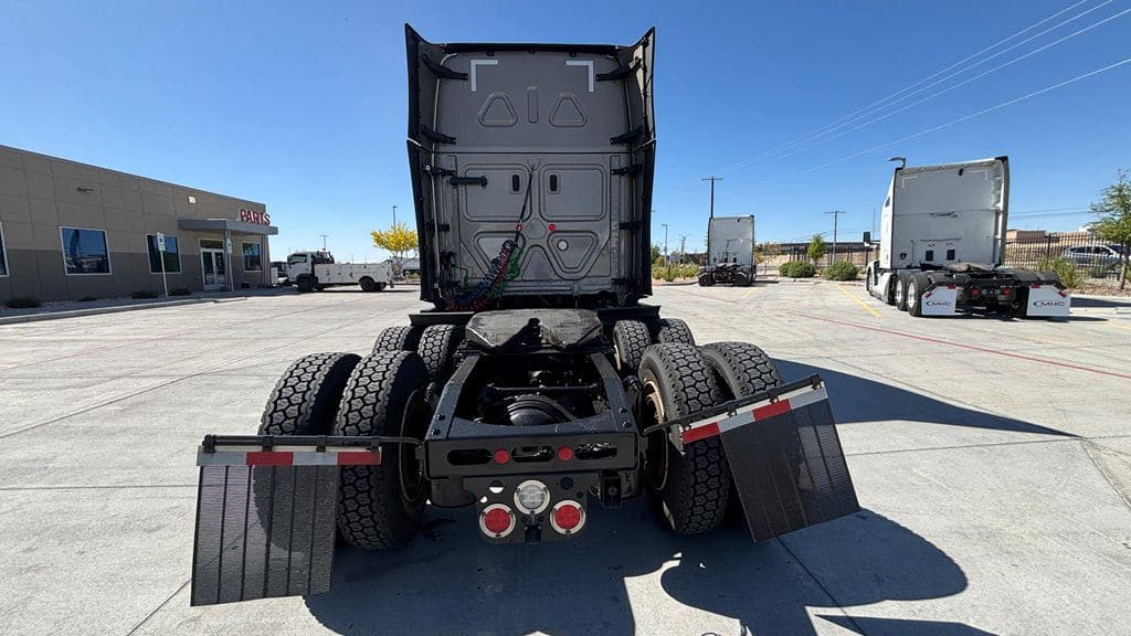 Used 2024 FREIGHTLINER PT126064ST image 6