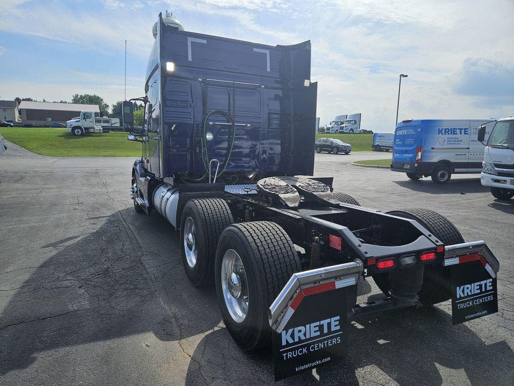 2021 Volvo VNL64T740 image 3