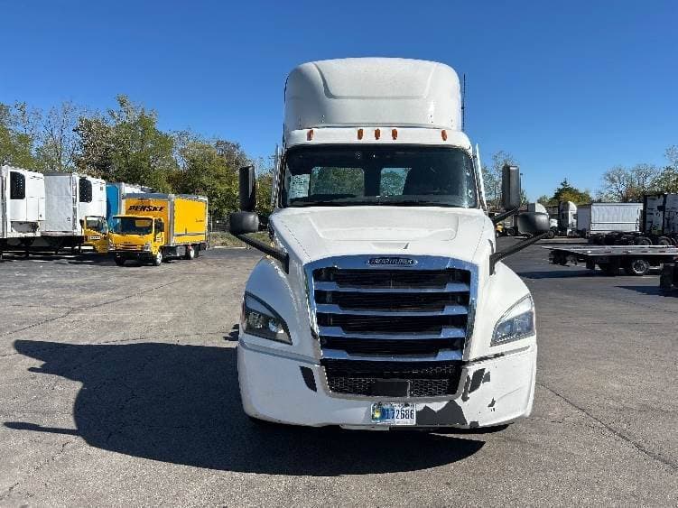 2022 Freightliner Cascadia image 2