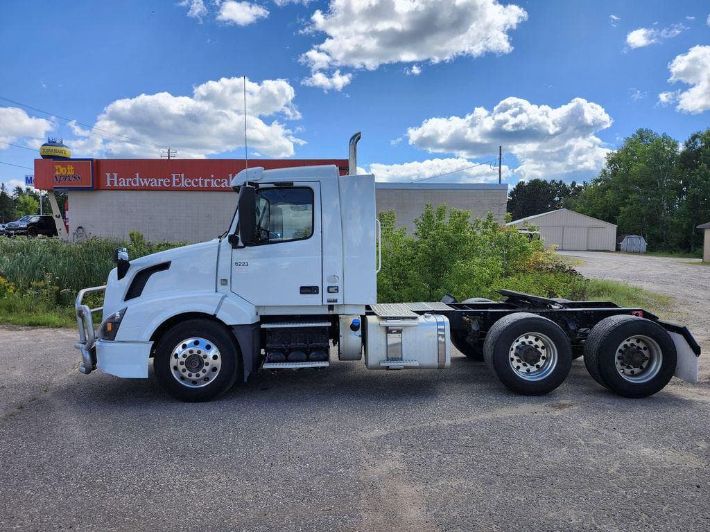 2016 Volvo VNL image 2