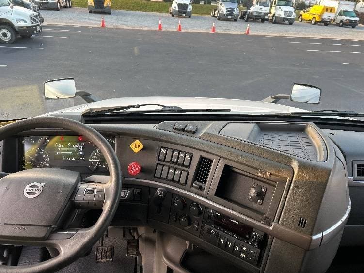 2022 Volvo VNL image 11