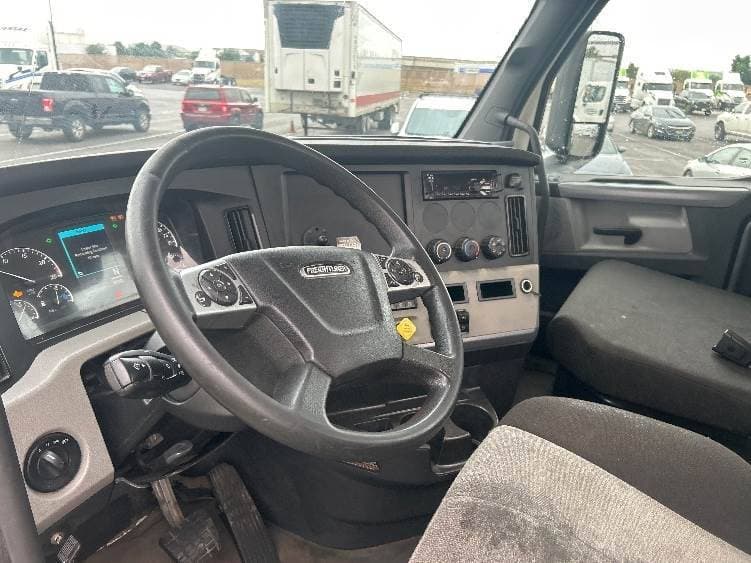 2021 Freightliner Cascadia image 7