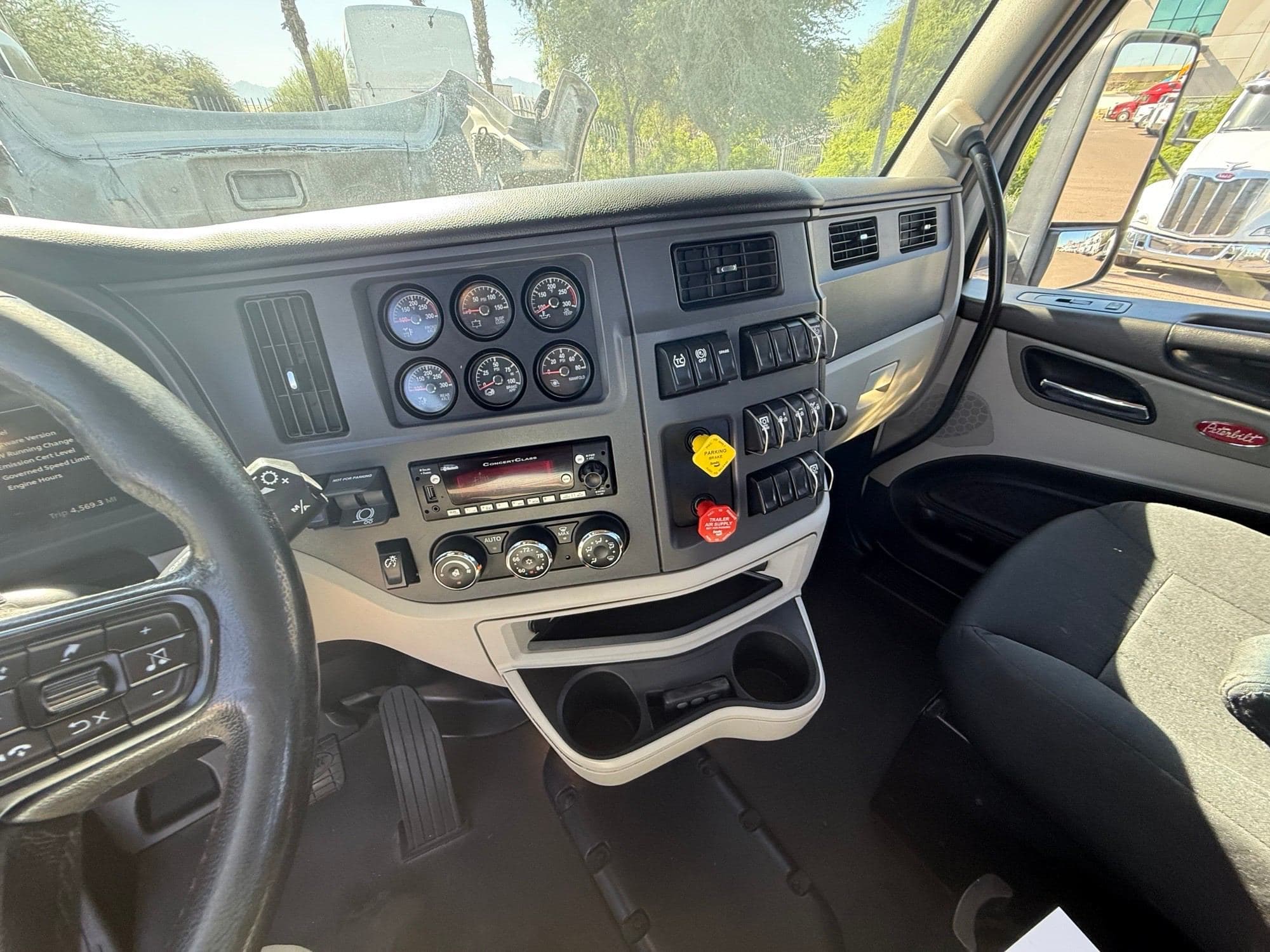 2023 Peterbilt 579 image 12