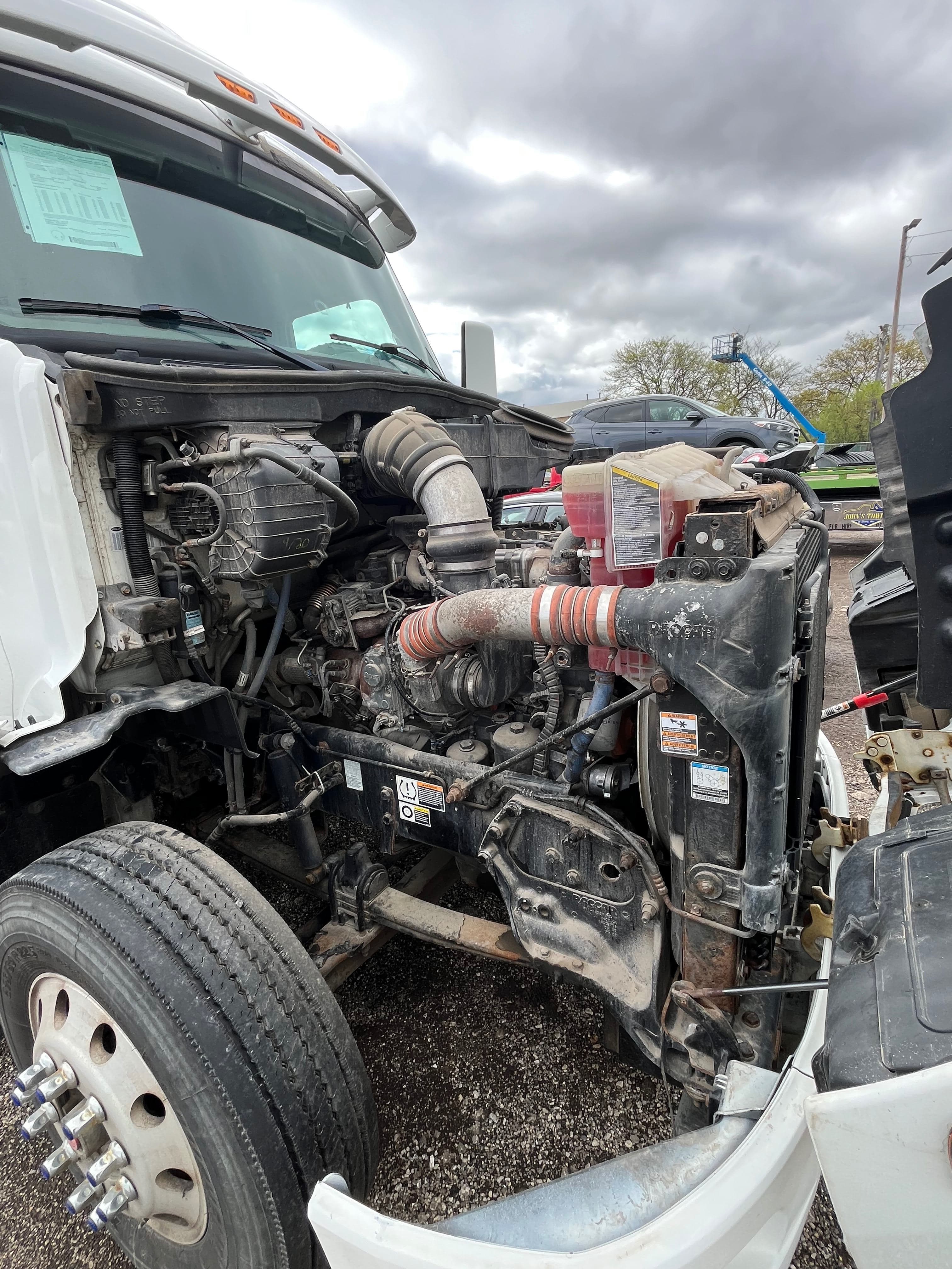 2016 Peterbilt 579 image 2