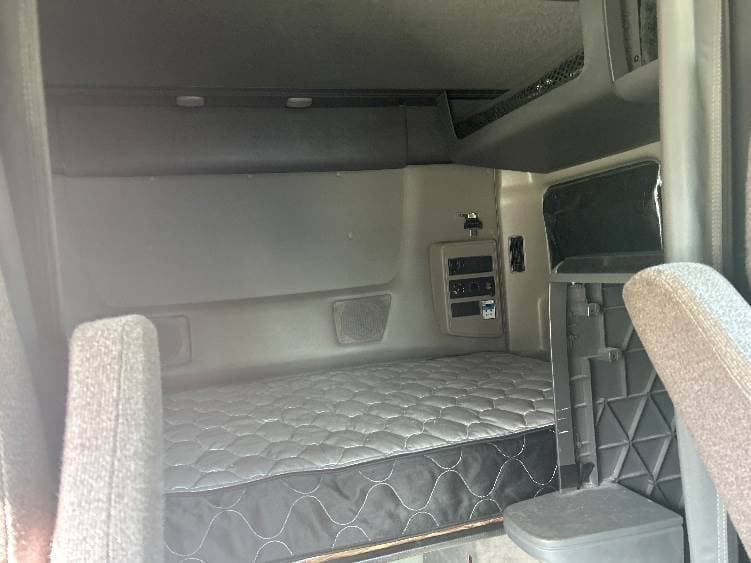 2023 International LT62F image 8