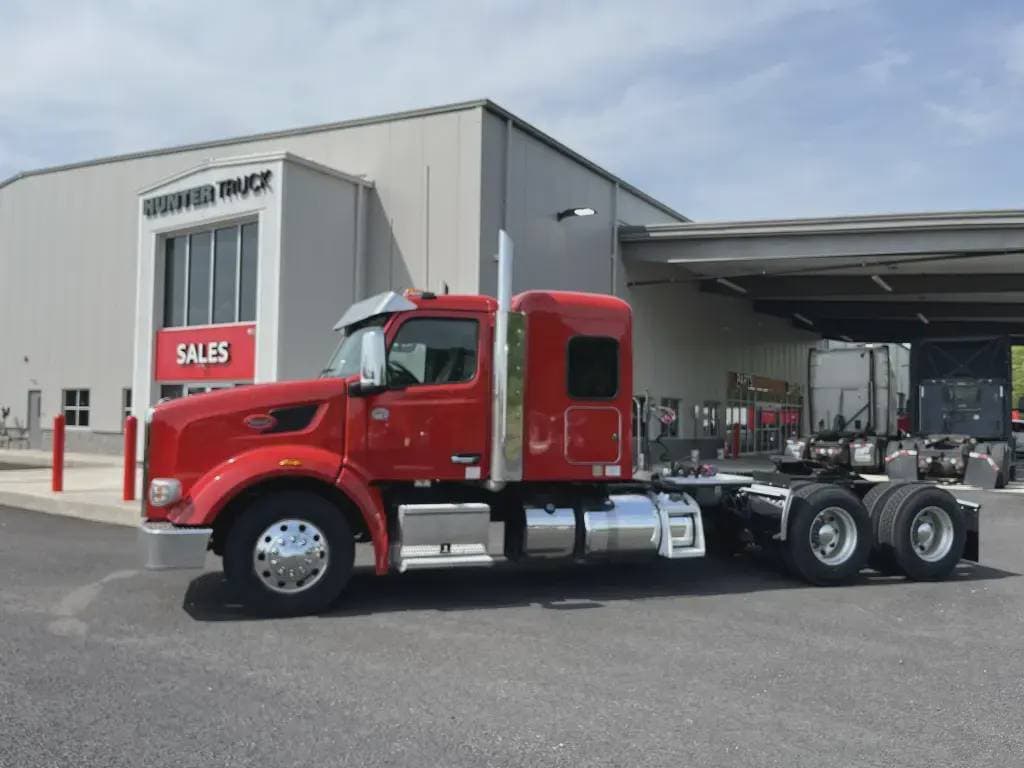 2023 Peterbilt 567 image 2